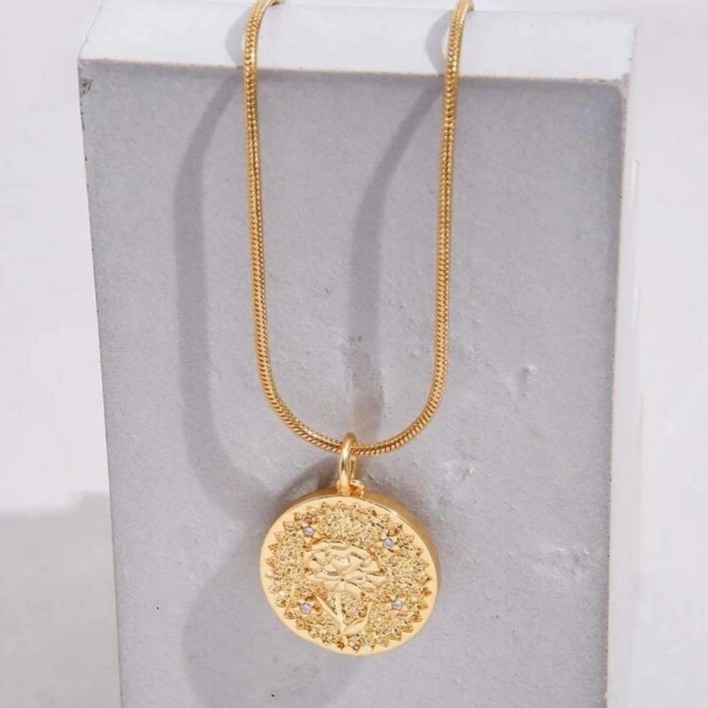 Gold Flower Detailed Necklace